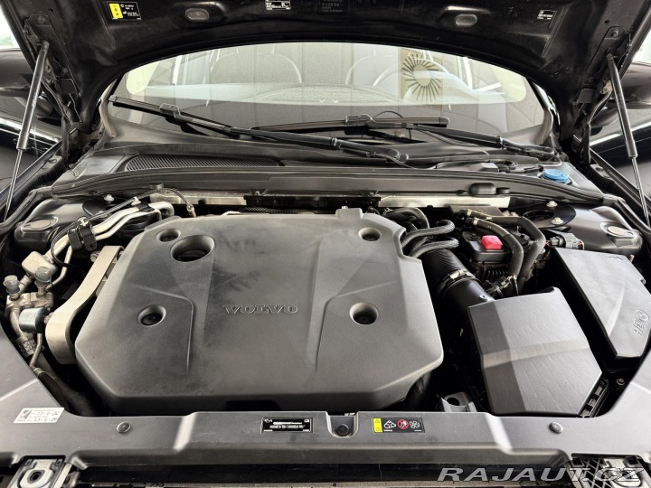 Volvo V60 B4 AUT*145kW*KeyLess*Tažn 2022