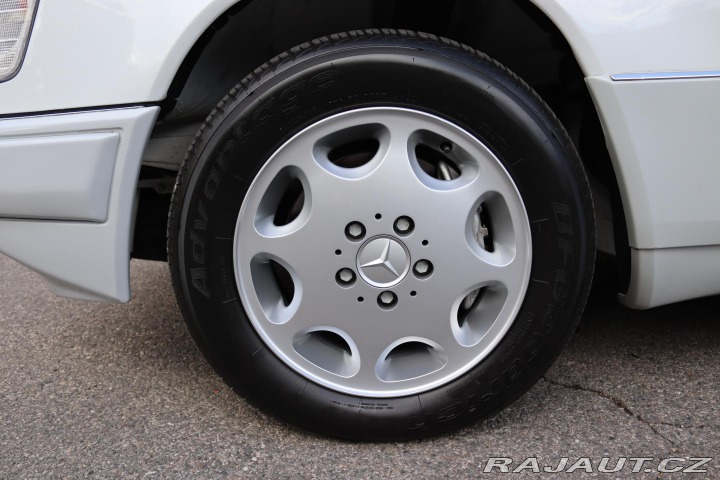 Mercedes-Benz 124 W124 320 E Sedan (1993) 1993