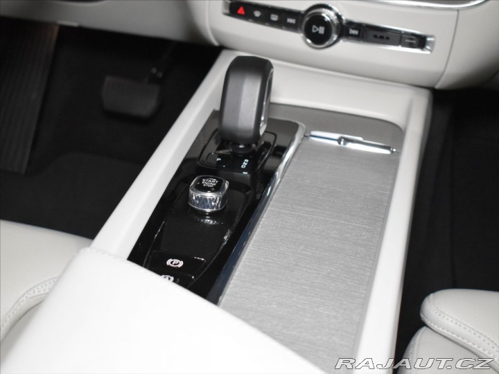 Volvo XC60 2,0 B4 AWD Plus dark Bezk 2023