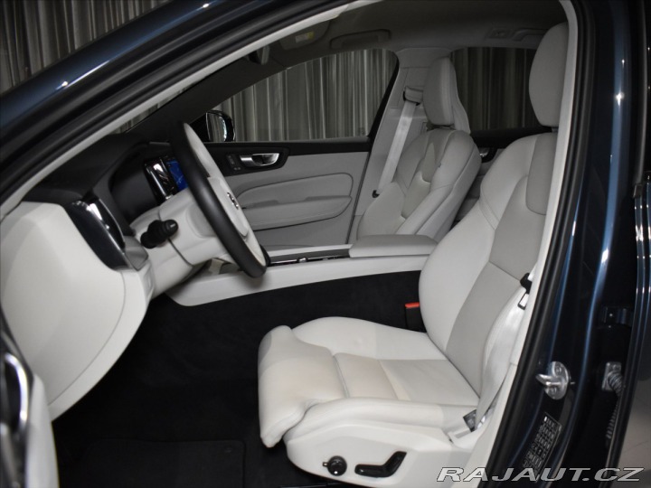 Volvo XC60 2,0 B4 AWD Plus dark Bezk 2023