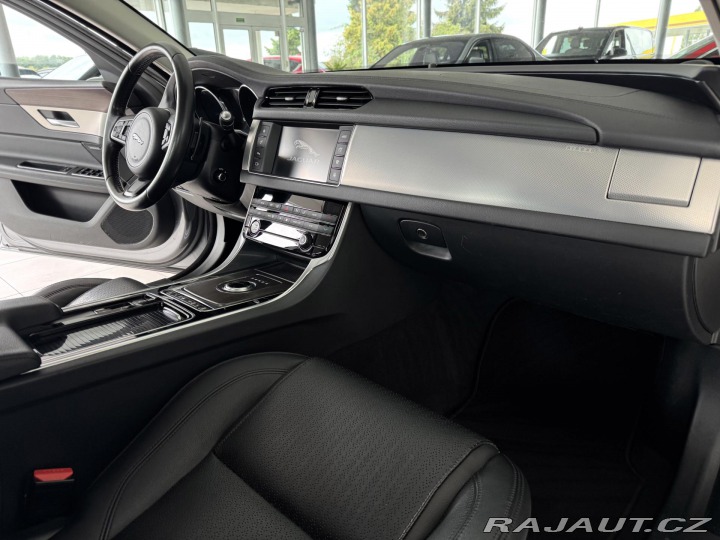 Jaguar XF 20d AUT*Panorama*Distroni 2016