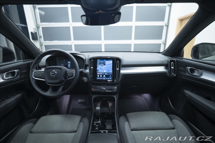 Volvo XC40 2,0 B3 NAVI KAMERA 360° T 2025