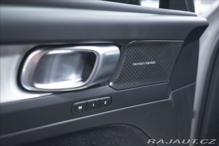 Volvo XC40 2,0 B3 NAVI KAMERA 360° T 2025