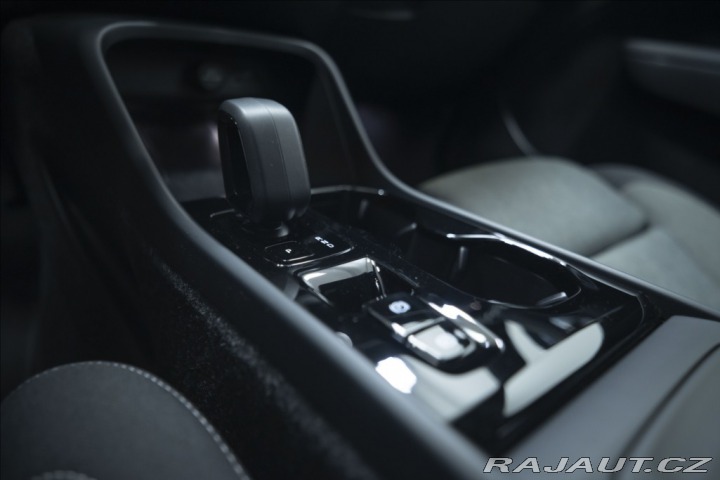 Volvo XC40 2,0 B3 NAVI KAMERA 360° T 2025