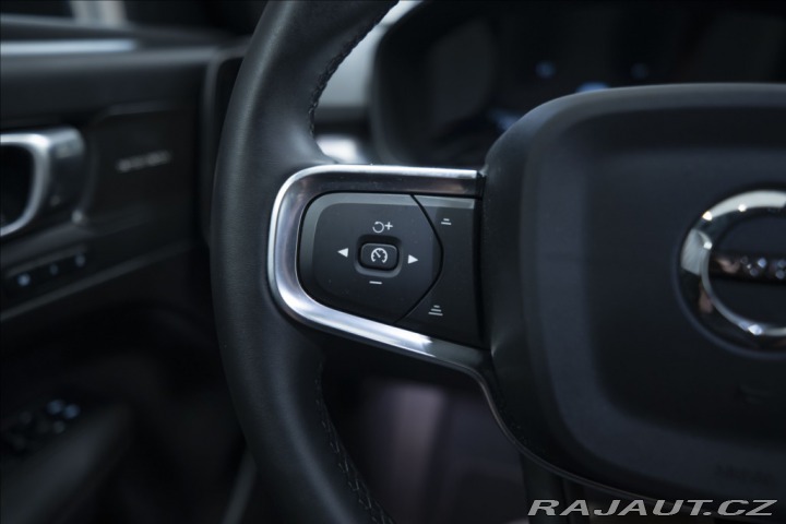 Volvo XC40 2,0 B3 NAVI KAMERA 360° T 2025