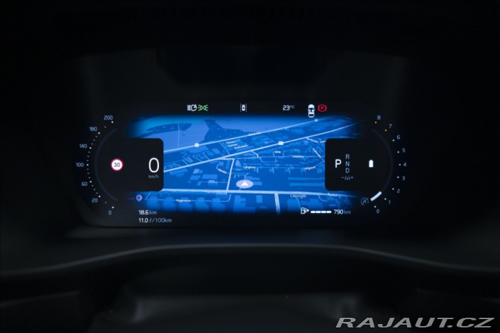 Volvo XC40 2,0 B3 NAVI KAMERA 360° T 2025
