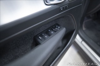 Volvo XC40 2,0 B3 NAVI KAMERA 360° T 2025