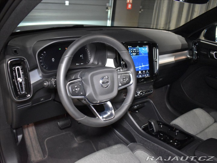 Volvo XC40 2,0 B3 PLUS Dark Bezklíč 2023