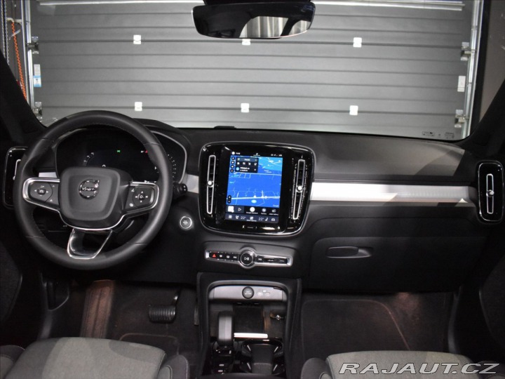 Volvo XC40 2,0 B3 PLUS Dark Bezklíč 2023