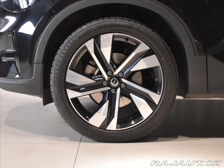 Volvo XC40 2,0 B3 PLUS Dark Bezklíč 2023