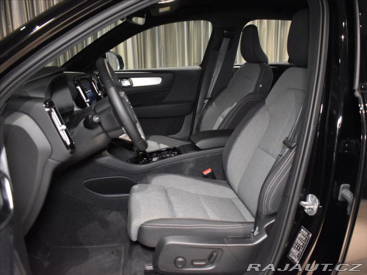 Volvo XC40 2,0 B3 PLUS Dark Bezklíč 2023