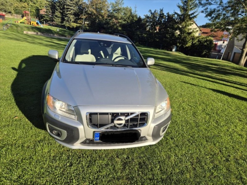 Volvo XC70 D5 AWD ve výbavě Summum