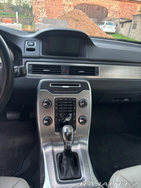 Volvo XC70 D5 AWD ve výbavě Summum 2013