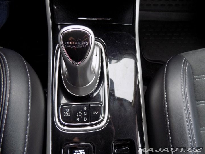 Mitsubishi Outlander 2.4 PHEV/4WD/1.Maj./LED/ 2021