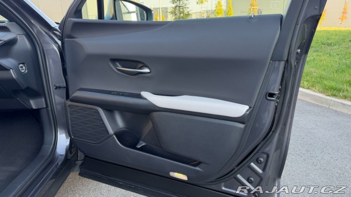 Lexus Ostatní modely UX 300h 300H 2,0 HEV PRESTIGE 4X4 2024
