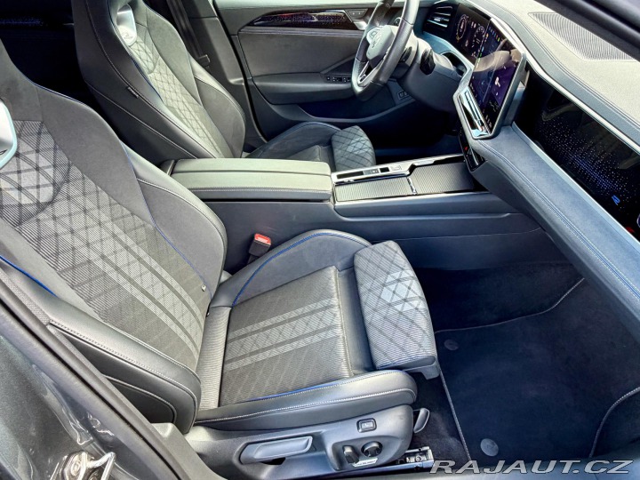 Volkswagen Passat Variant R-Line DSG masáže 2025