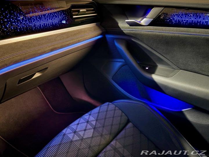 Volkswagen Passat R-Line DSG masáže MATRIX 2025