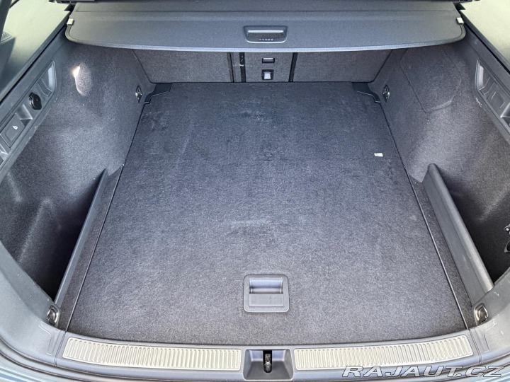 Volkswagen Passat R-Line DSG masáže MATRIX 2025