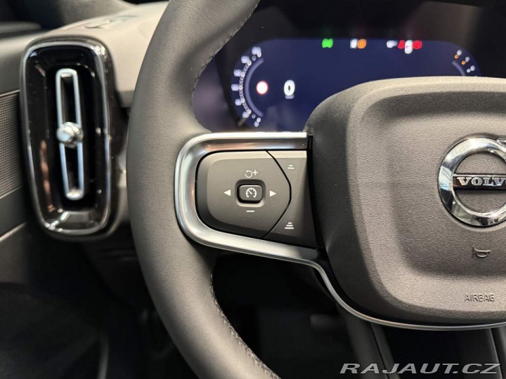 Volvo XC40 B3 2.0L 163 HP AT7 FWD CO 2026