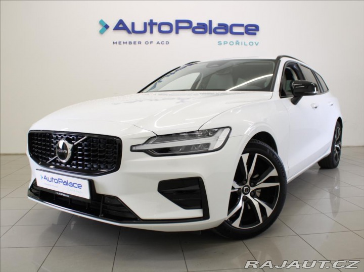 Volvo V60 2,0 B4 PLUS Dark 8880km! 2026
