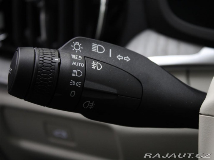 Volvo V60 2,0 B4 PLUS Dark 8880km! 2026