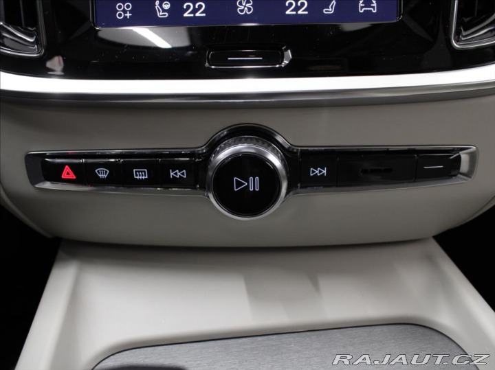 Volvo V60 2,0 B4 PLUS Dark 8880km! 2026