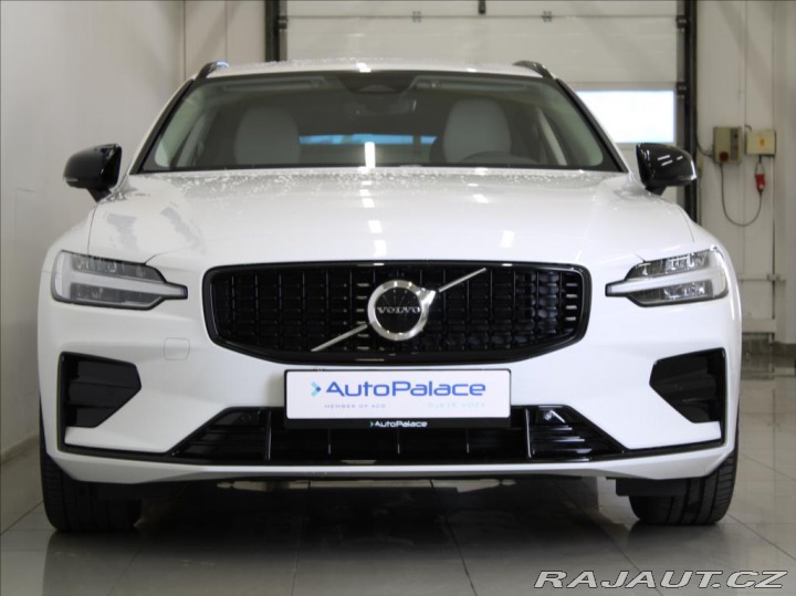 Volvo V60 2,0 B4 PLUS Dark 8880km! 2026