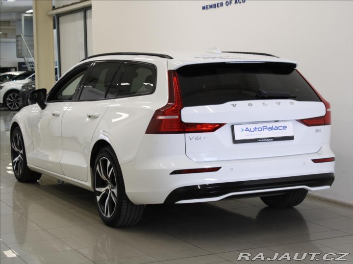 Volvo V60 2,0 B4 PLUS Dark 8880km! 2026