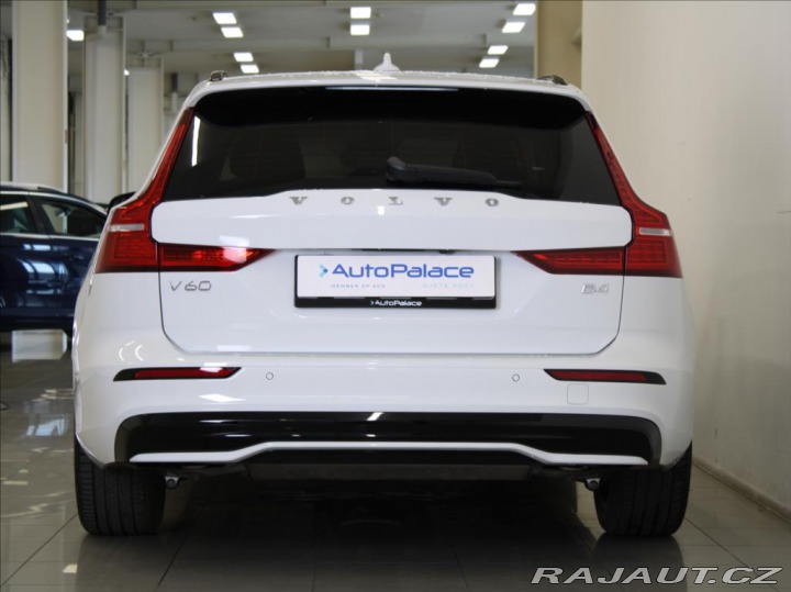 Volvo V60 2,0 B4 PLUS Dark 8880km! 2026