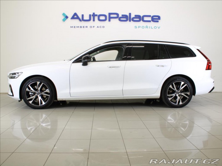 Volvo V60 2,0 B4 PLUS Dark 8880km! 2026