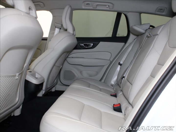 Volvo V60 2,0 B4 PLUS Dark 8880km! 2026