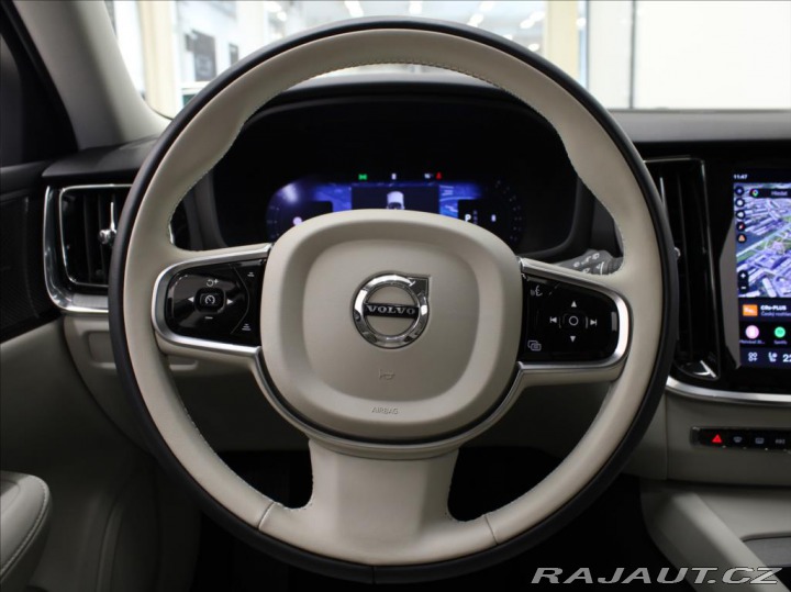 Volvo V60 2,0 B4 PLUS Dark 8880km! 2026