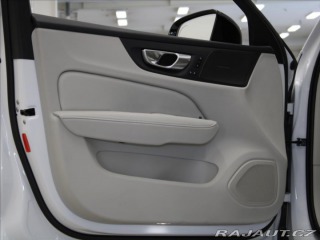 Volvo V60 2,0 B4 PLUS Dark 8880km! 2026