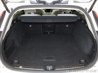 Volvo V60 2,0 B4 PLUS Dark 8880km! 2026