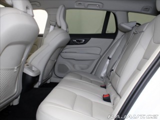 Volvo V60 2,0 B4 PLUS Dark 8880km! 2026
