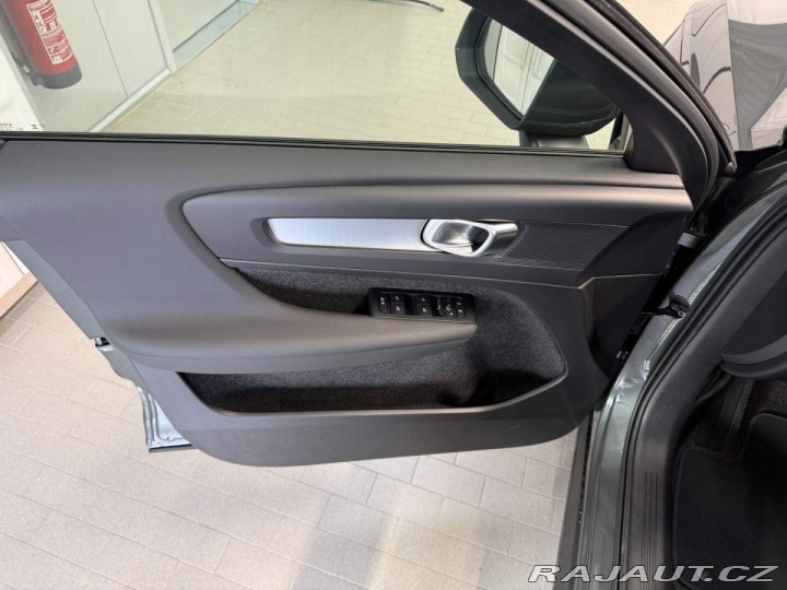 Volvo XC40 B3 2.0L 163 HP AT7 FWD CO 2026