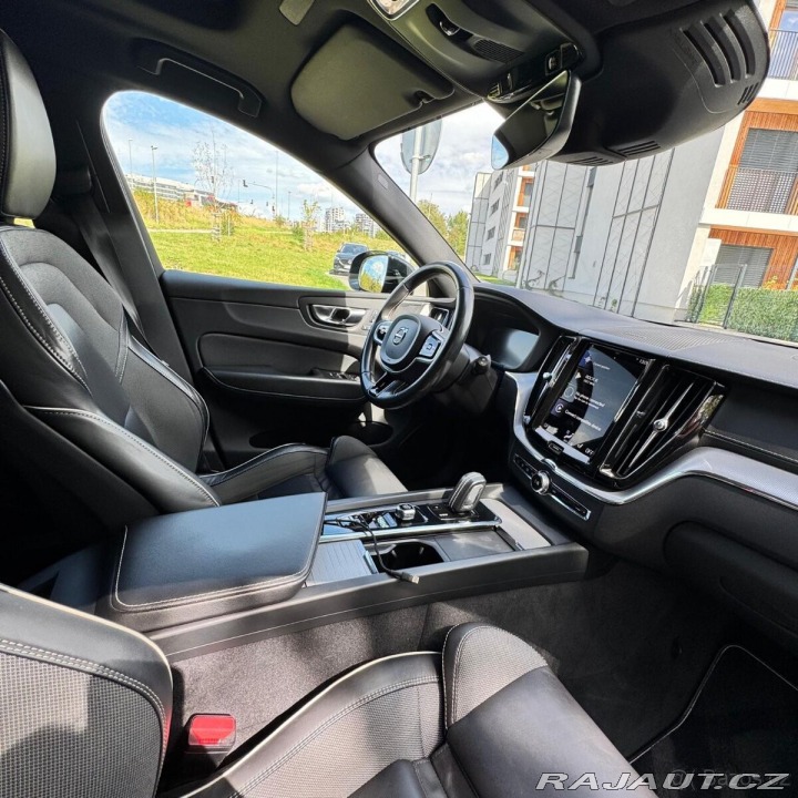Volvo XC60 T6 Rdesign Black, tažné 2021