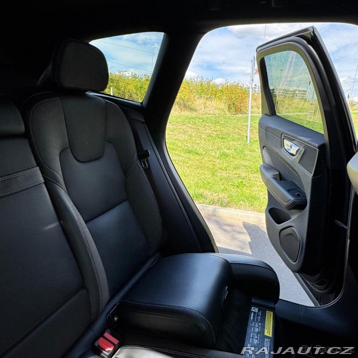 Volvo XC60 T6 Rdesign Black, tažné 2021