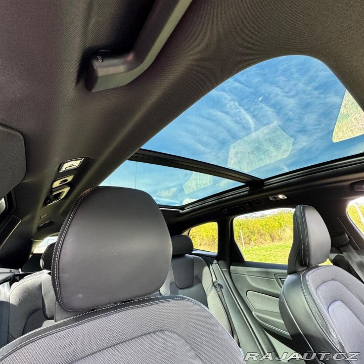 Volvo XC60 T6 Rdesign Black, tažné 2021