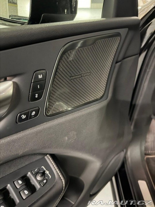 Volvo XC60 T6 Rdesign Black, tažné 2021