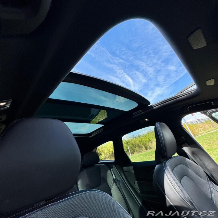 Volvo XC60 T6 Rdesign Black, tažné 2021