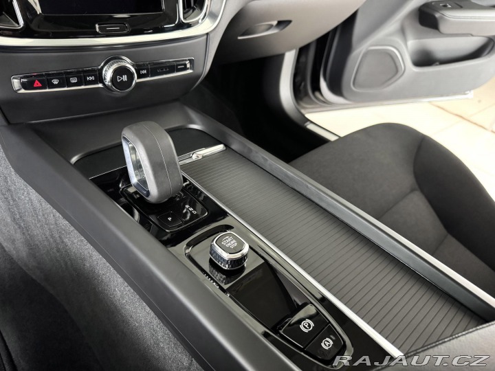 Volvo V60 B3 AUT*120kW*KeyLess*LED* 2022
