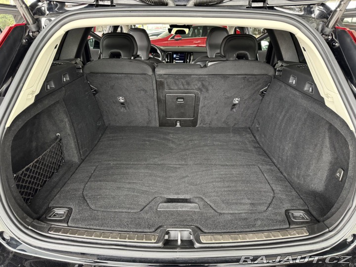 Volvo V60 B3 AUT*120kW*KeyLess*LED* 2022